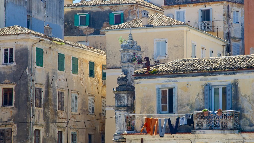 Cidade de Corfu mostrando arquitetura de patrimônio