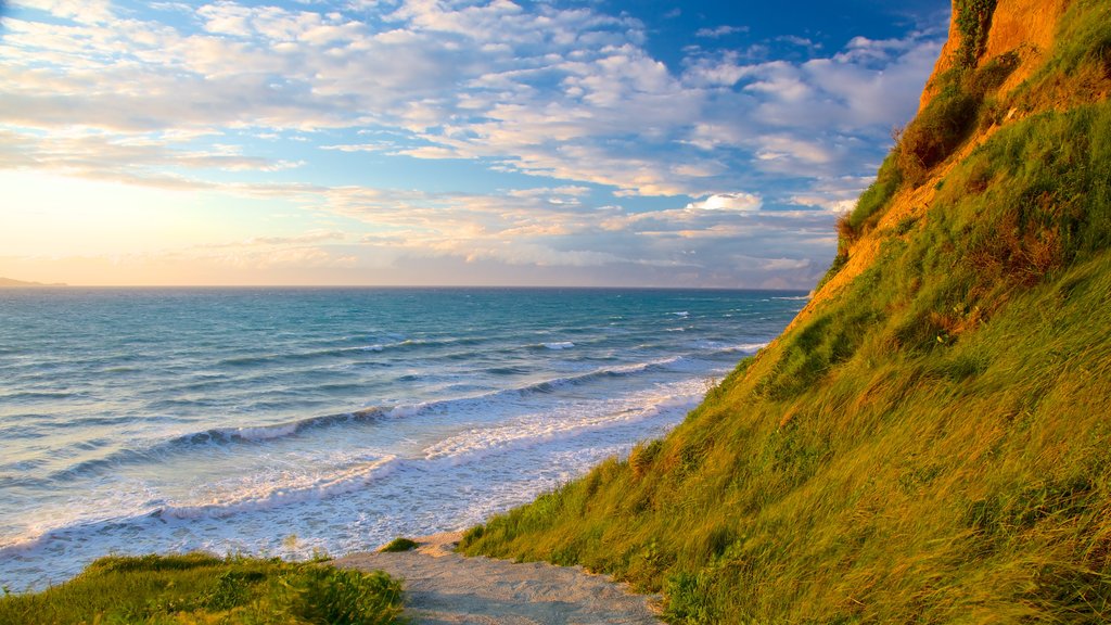 Sunset-strand inclusief landschappen, een zonsondergang en algemene kustgezichten