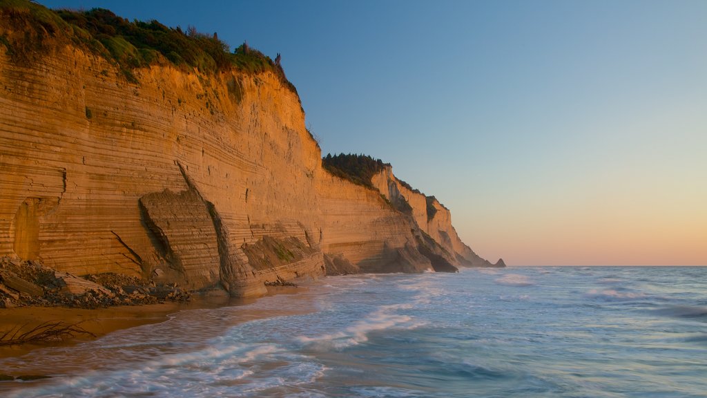 Sunset Beach ofreciendo un atardecer y costa rocosa