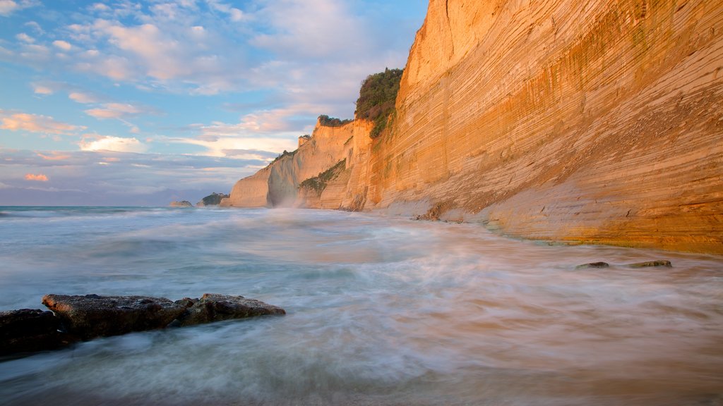 Sunset Beach que incluye costa rocosa