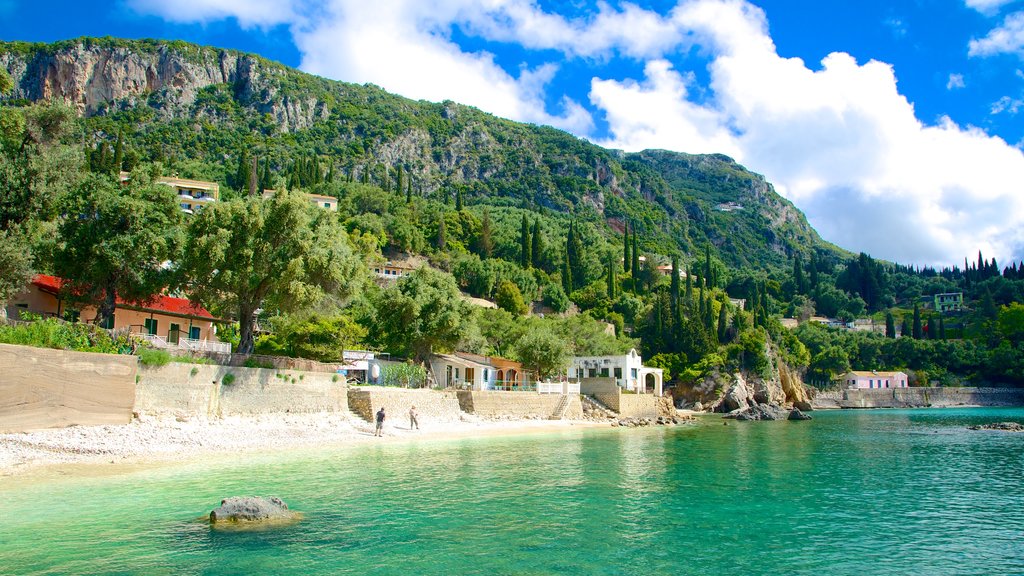 Praia de Paleokastritsa que inclui paisagens litorâneas