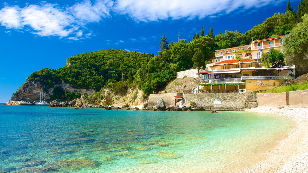 Playa de Paleokastritsa que incluye vistas de una costa