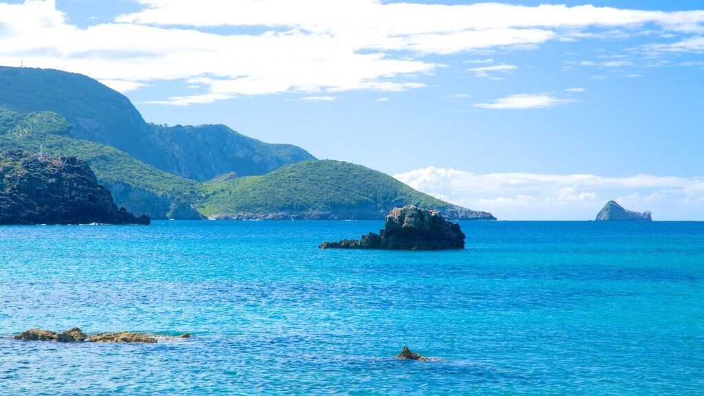 Praia de Paleokastritsa que inclui paisagens litorâneas