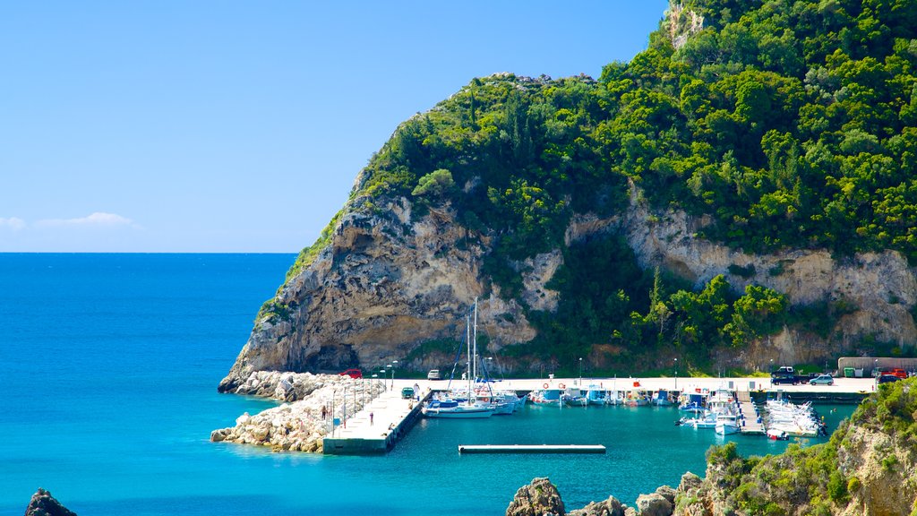 Playa de Paleokastritsa ofreciendo una bahía o puerto