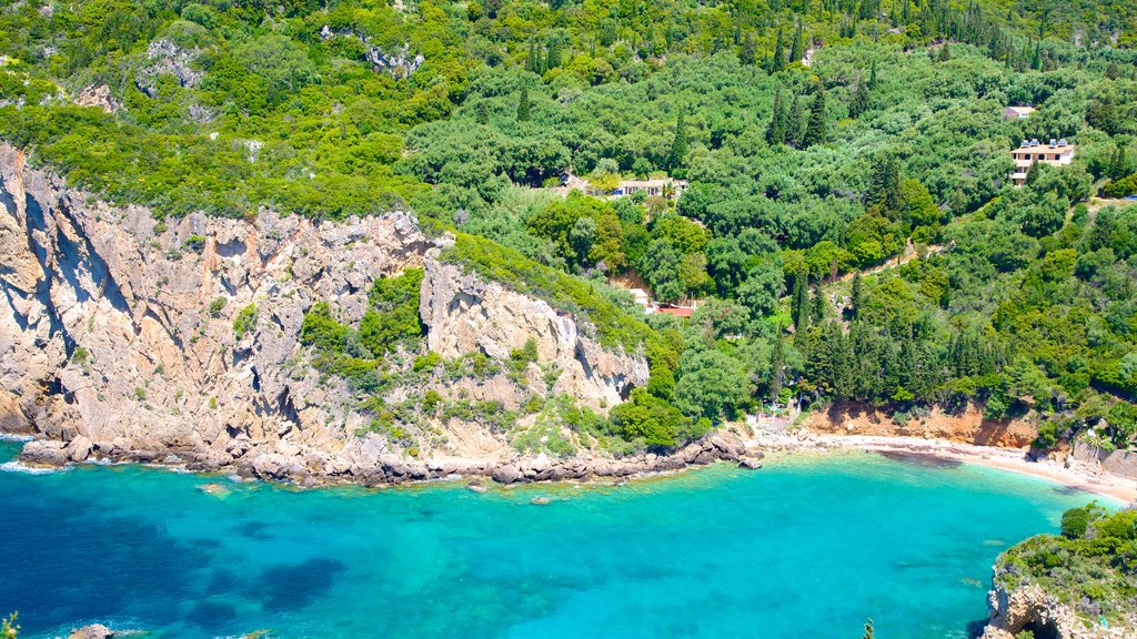 Praia de Paleokastritsa que inclui litoral acidentado