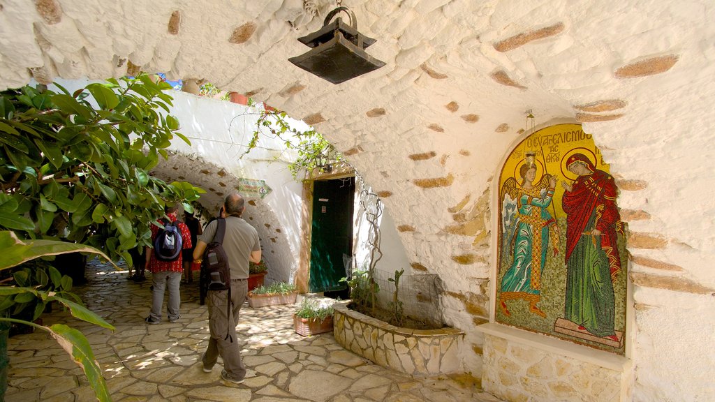 Monastério de Paleokastritsa mostrando elementos religiosos