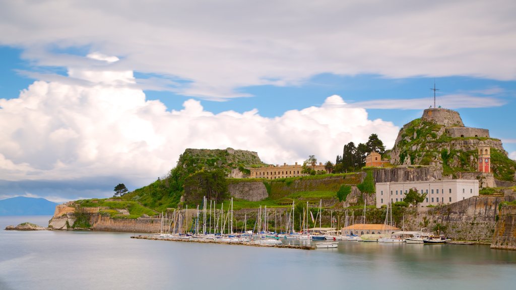 Antigua Fortaleza que incluye arquitectura patrimonial y una bahía o un puerto