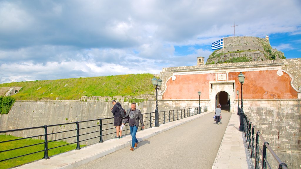 Vieille forteresse qui includes architecture patrimoniale et un pont