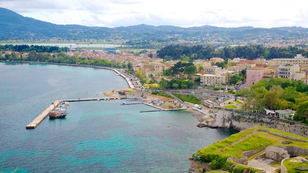 Vieille forteresse montrant une ville côtière et une baie ou un port