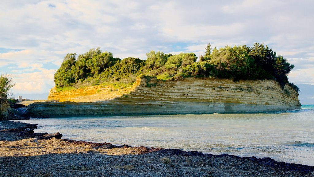 Canal d\'Amour que incluye una playa de piedras y vista panorámica