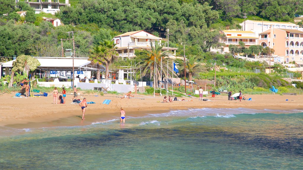 Playa de Pelekas ofreciendo una ciudad costera, vista panorámica y natación