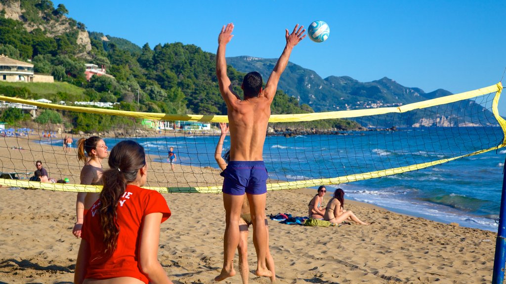 Praia de Pelekas mostrando uma praia e uma cidade litorânea assim como um pequeno grupo de pessoas