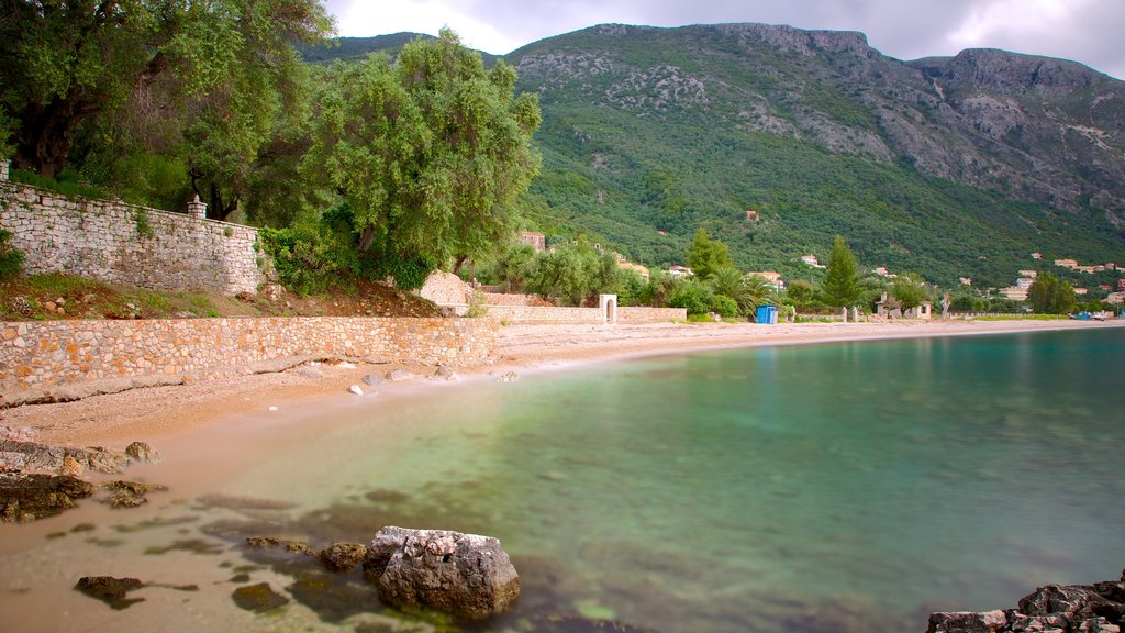 Strand van Barbati toont een strand en landschappen