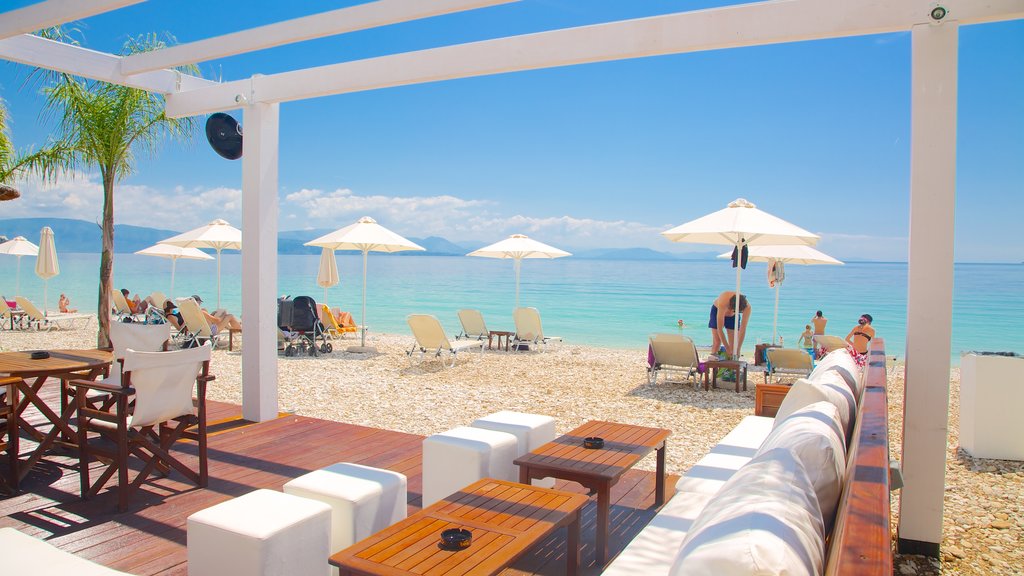 Strand van Barbati inclusief landschappen, een strandbar en een luxueus hotel of resort