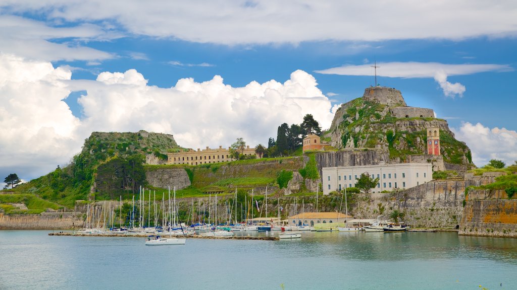 Puerto de Corfú mostrando vistas de paisajes, una marina y una ciudad costera