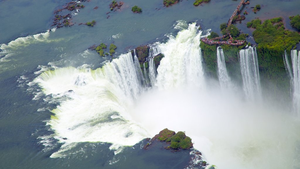 Iguazu Falls showing a cascade