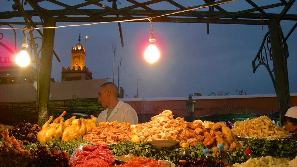 Plaza Jamaa el Fna mostrando comida, escenas de noche y mercados