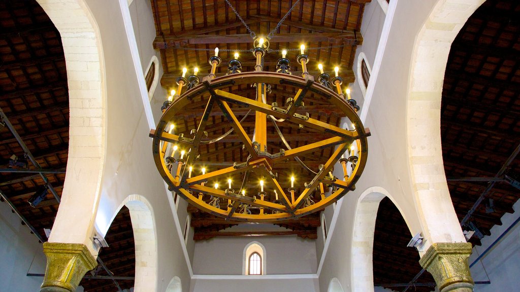 Basílica de San Marcos ofreciendo una iglesia o catedral, patrimonio de arquitectura y vistas interiores