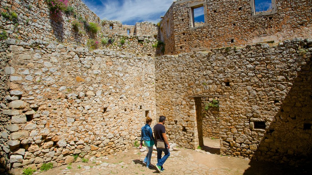 Fortezza di Palamidi che include architettura d\'epoca e rovine cosi come coppia