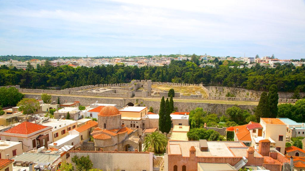 Torre del Reloj que incluye arquitectura patrimonial y una pequeña ciudad o aldea