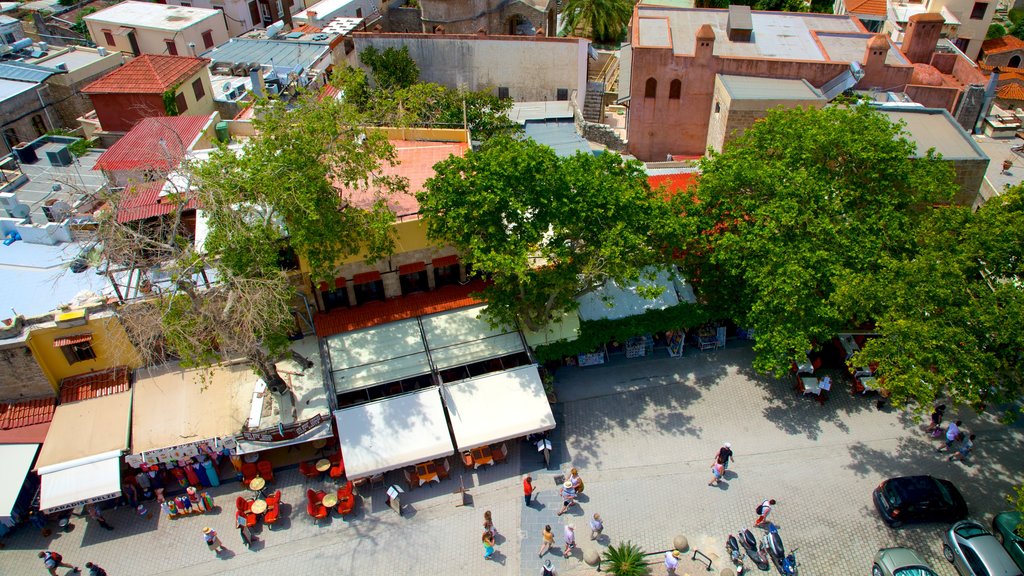 Torre del Reloj que incluye una pequeña ciudad o pueblo