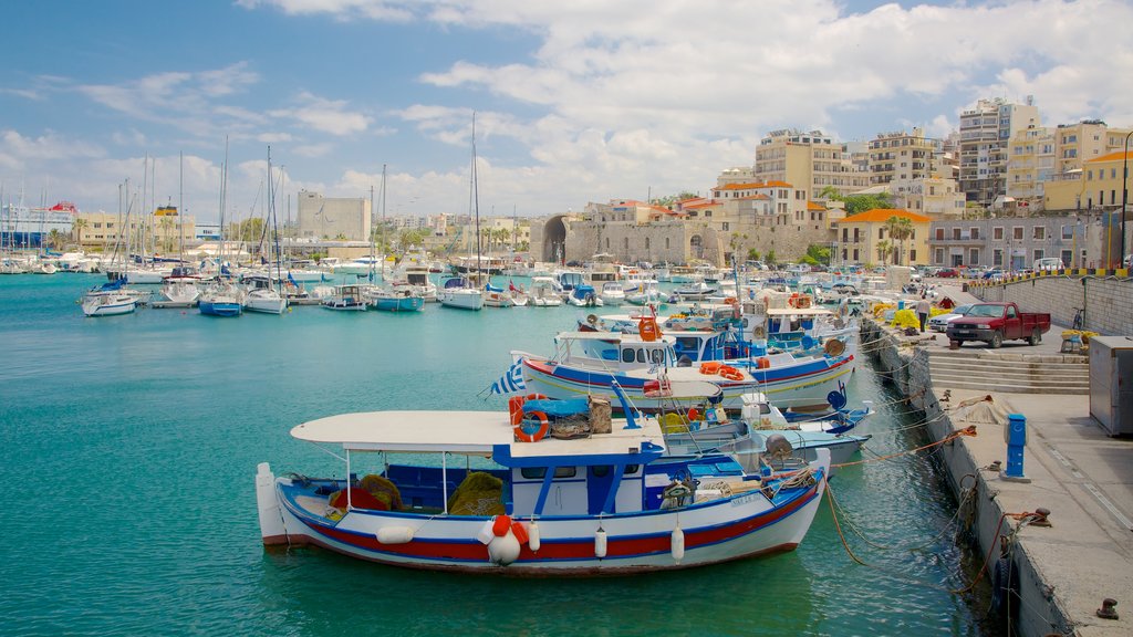 Porto de Iráclio que inclui uma marina