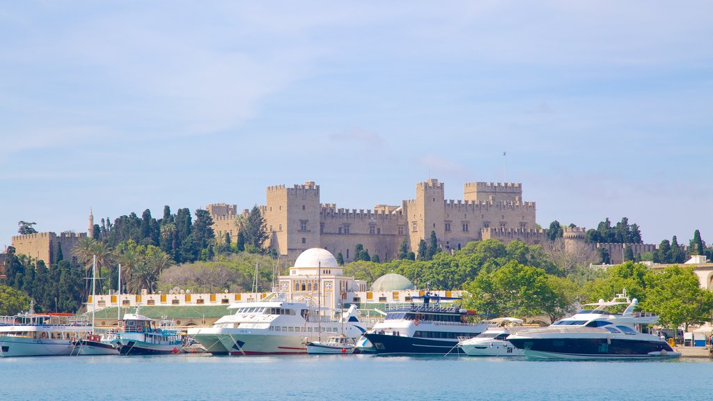 Palacio del Gran Maestre de los Caballeros de Rodas mostrando una bahía o un puerto y un castillo