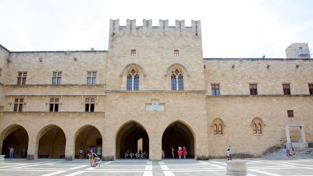 Palacio del Gran Maestre de los Caballeros de Rodas ofreciendo arquitectura patrimonial, castillo o palacio y una plaza