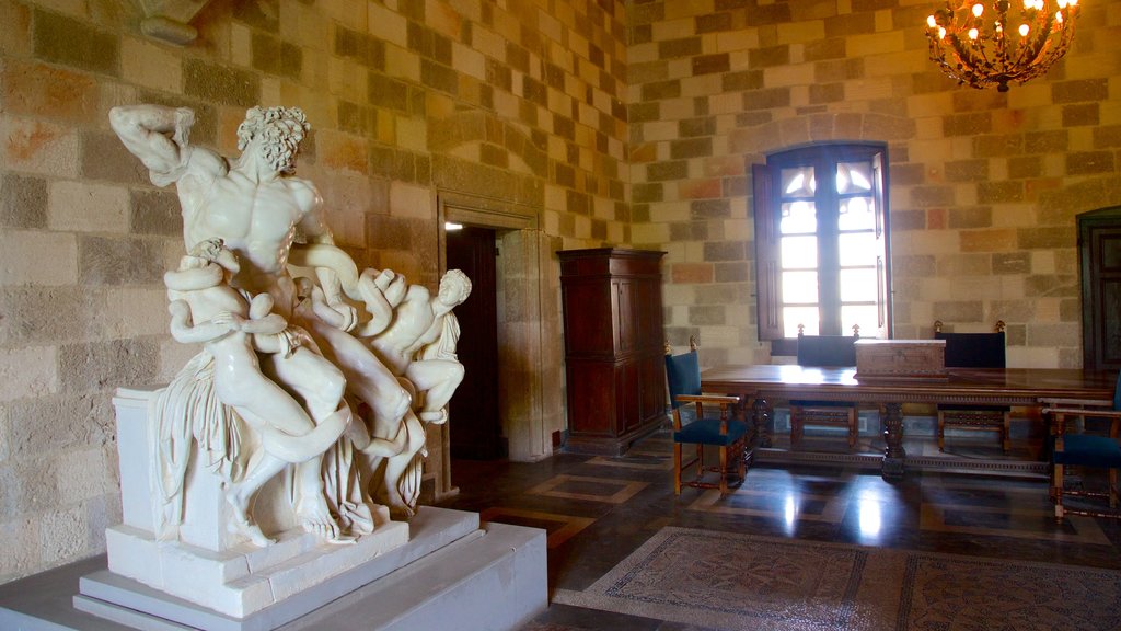 Palacio del Gran Maestre de los Caballeros de Rodas mostrando una estatua o escultura y vistas interiores