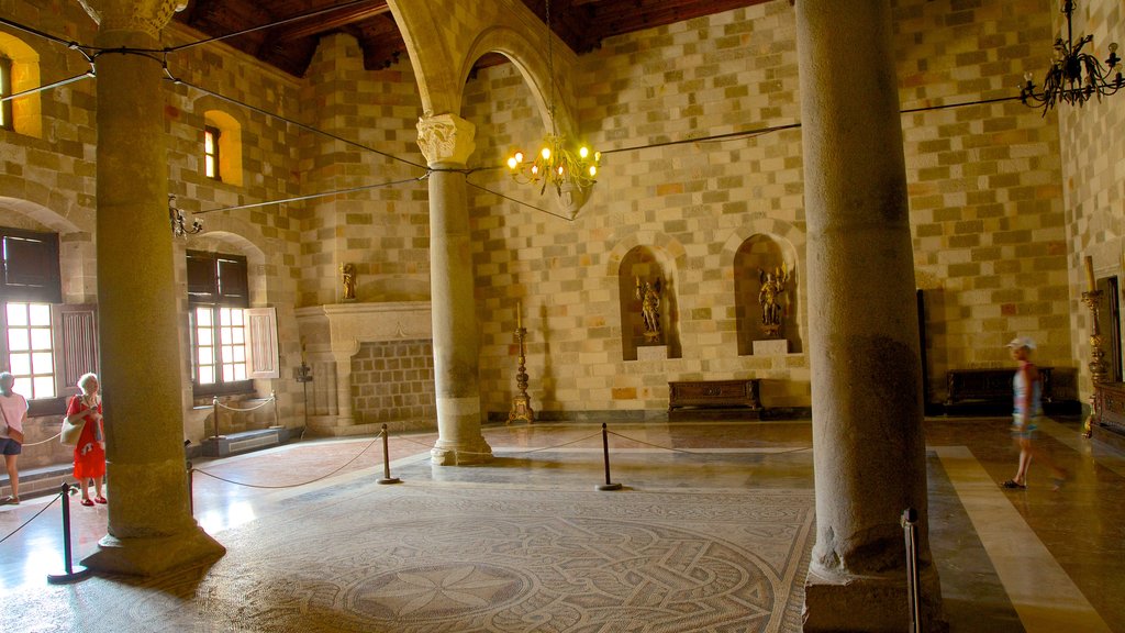 Palacio del Gran Maestre de los Caballeros de Rodas mostrando arquitectura patrimonial, un castillo y vista interna