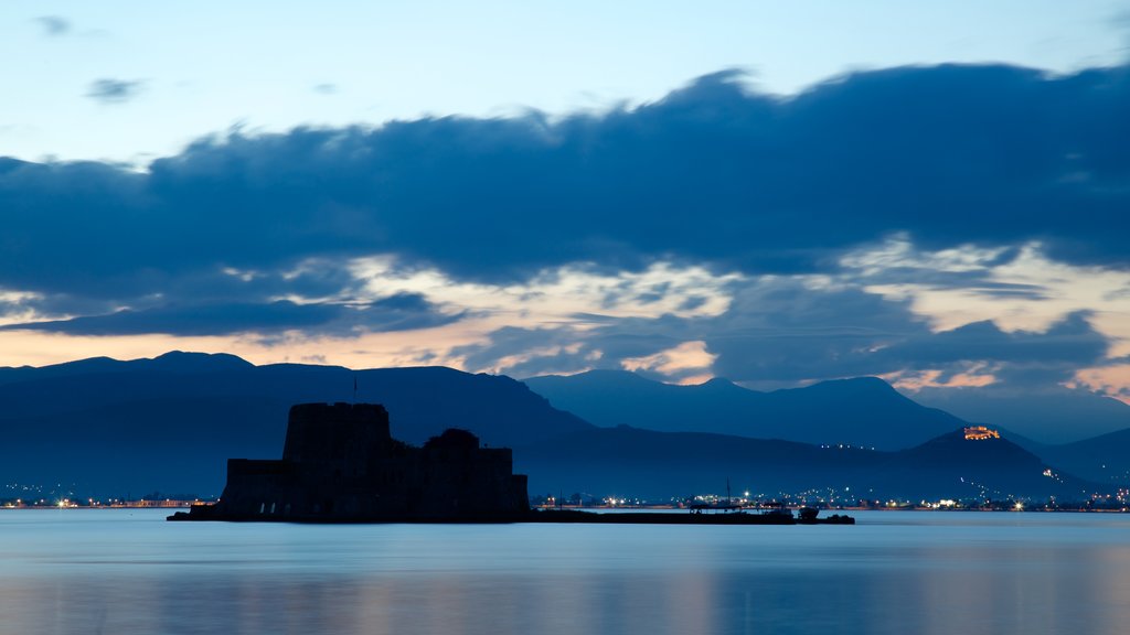 Castillo de Bourtzi ofreciendo un atardecer, un castillo y vista general a la costa