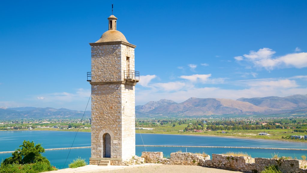 Acronafplia ofreciendo un monumento, vistas generales de la costa y patrimonio de arquitectura