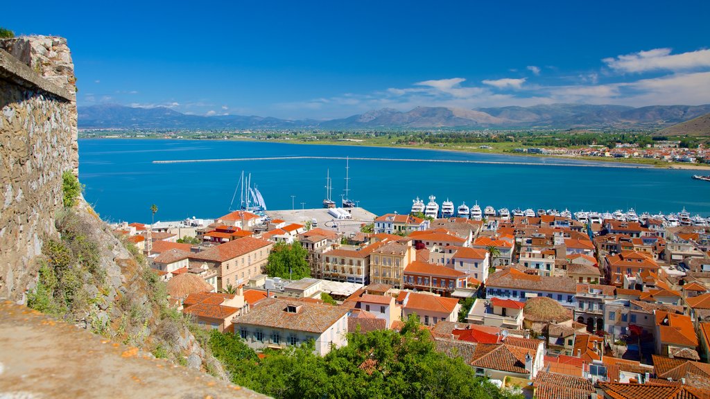 Acronafplia que incluye arquitectura patrimonial, vista general a la costa y una bahía o un puerto