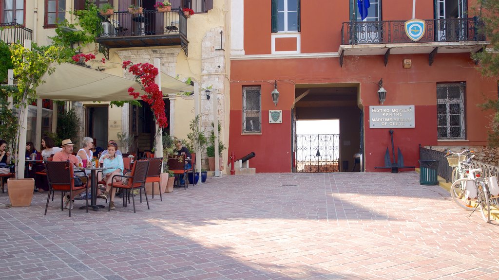 Museo marítimo de Creta mostrando un parque o plaza y escenas de café