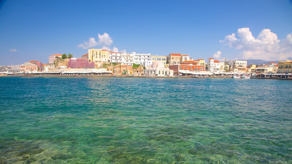 Puerto Veneciano ofreciendo una marina y una ciudad costera