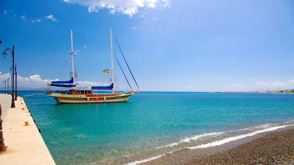 Puerto de Kos mostrando una playa de guijarros