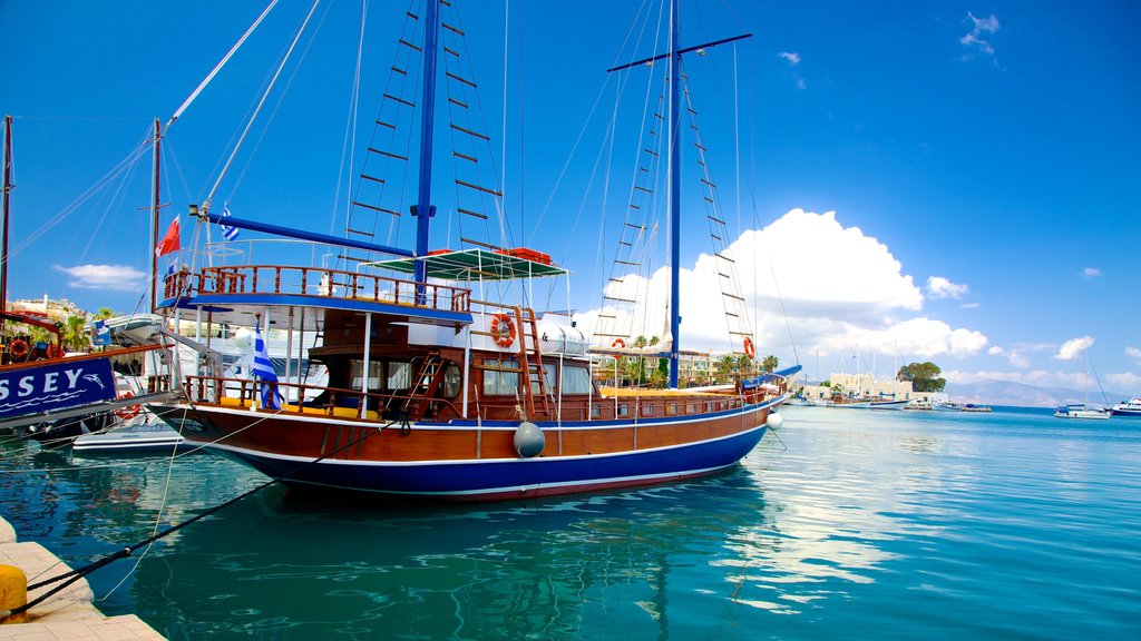 Porto de Kós mostrando uma marina