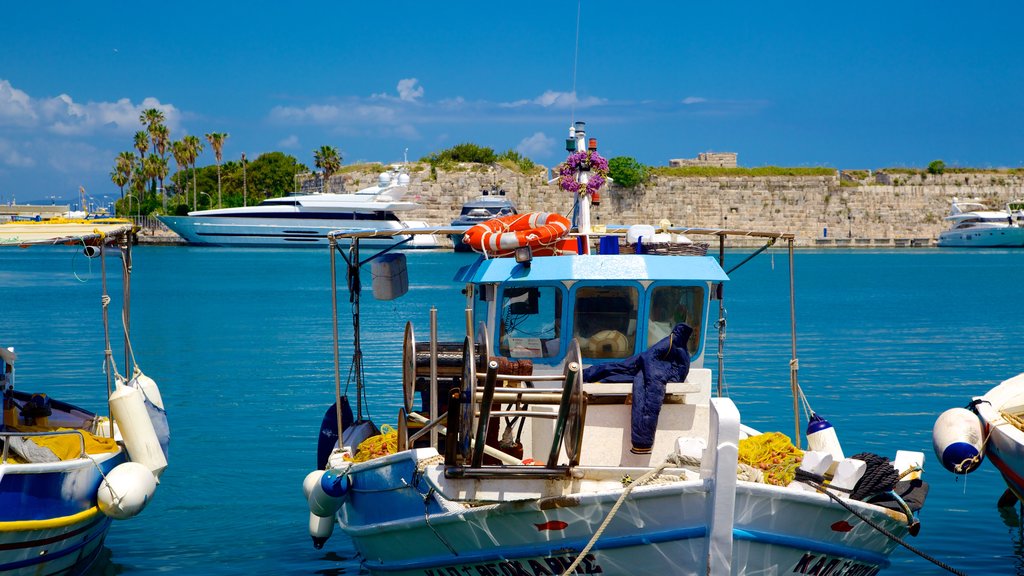 Puerto de Kos que incluye una marina