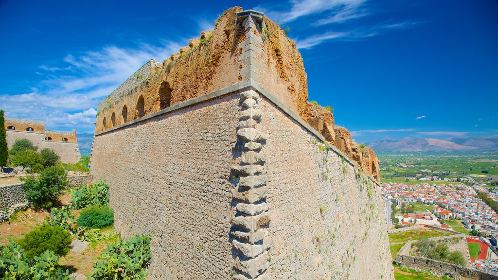 Fortaleza de Palamidi que inclui ruínas de edifício