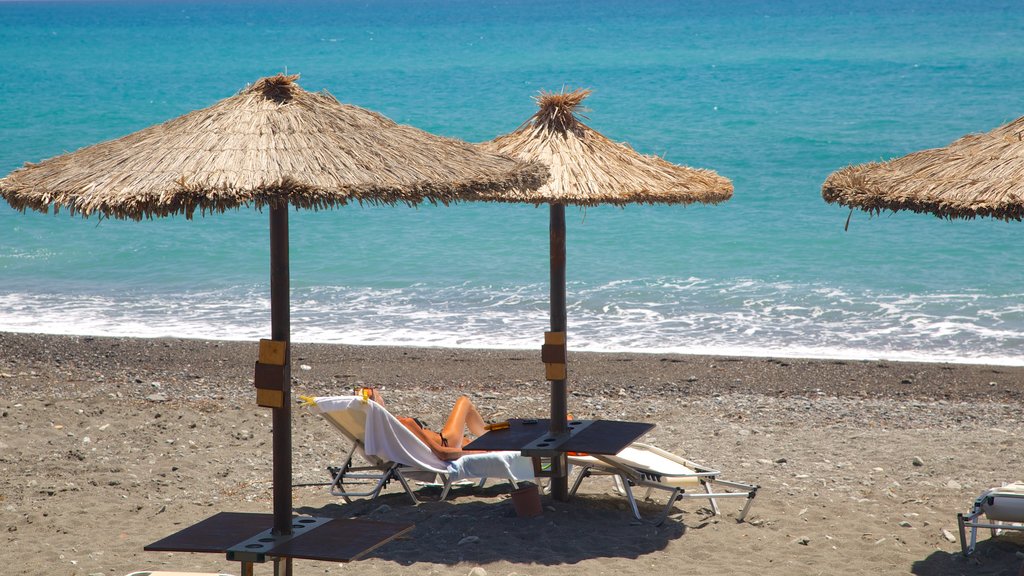 Playa de Agios Fokas ofreciendo vistas generales de la costa y una playa de guijarros