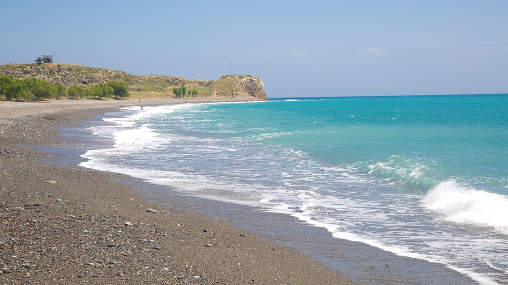 Pantai Agios Fokas menampilkan pemandangan umum pantai dan pantai berkerikil