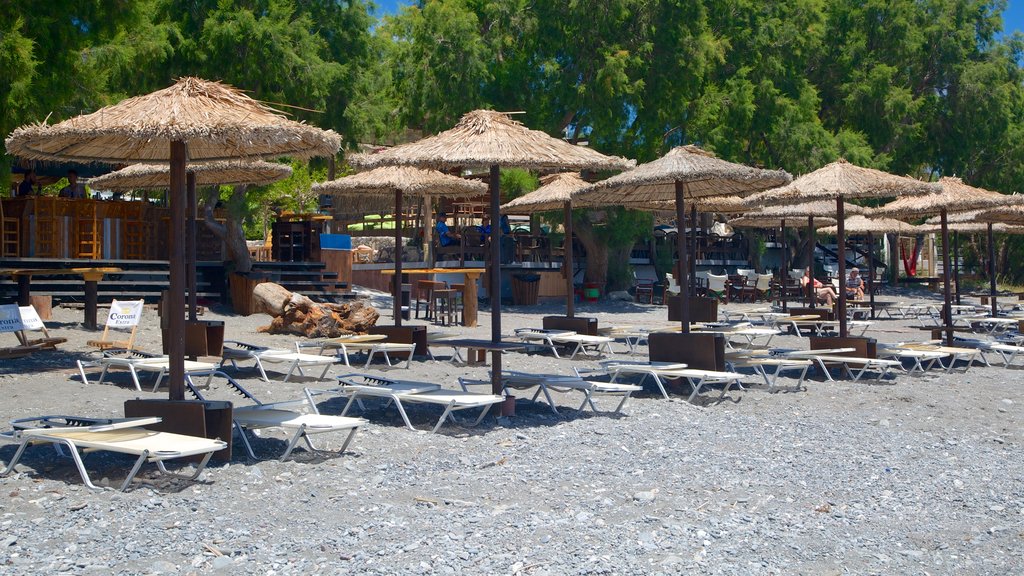 Praia de Agios Fokas caracterizando uma praia de pedras