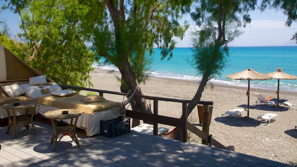 Agios Fokas Strand som omfatter en stenstrand