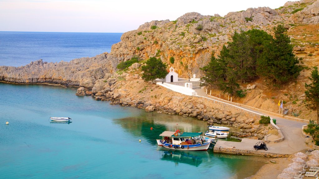 Isla Rodas que incluye una bahía o puerto