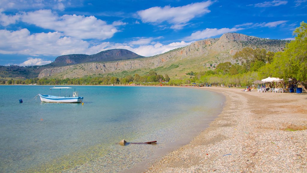 Nafplio som omfatter en stenstrand og udsigt over kystområde