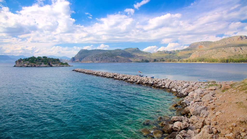 Nafplio mostrando una bahía o un puerto y costa rocosa