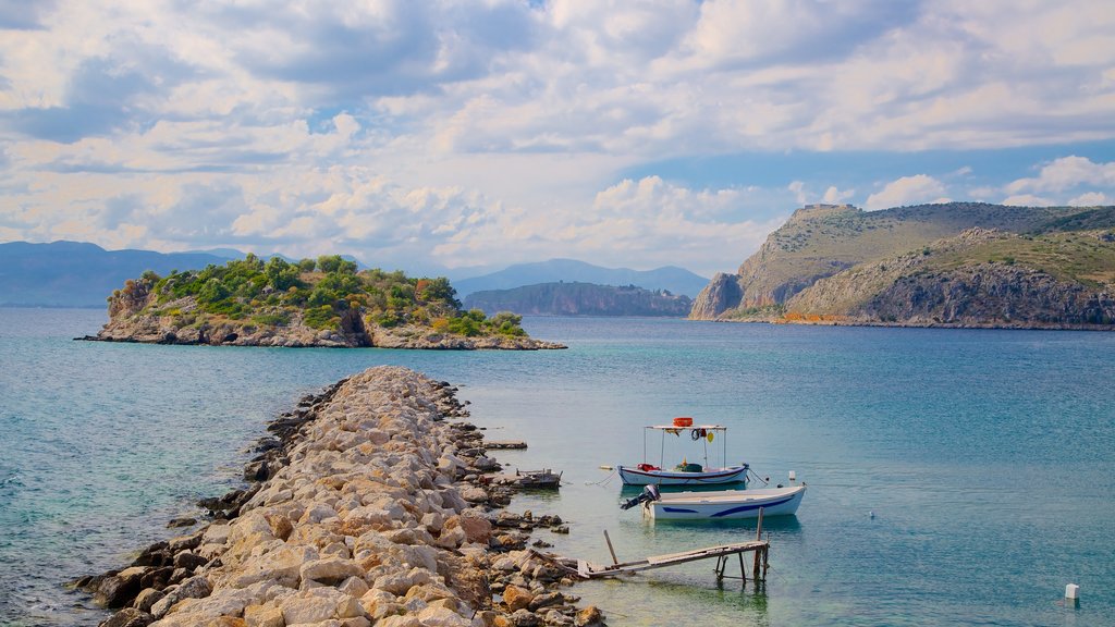 Nafplio que incluye costa rocosa y una bahía o puerto