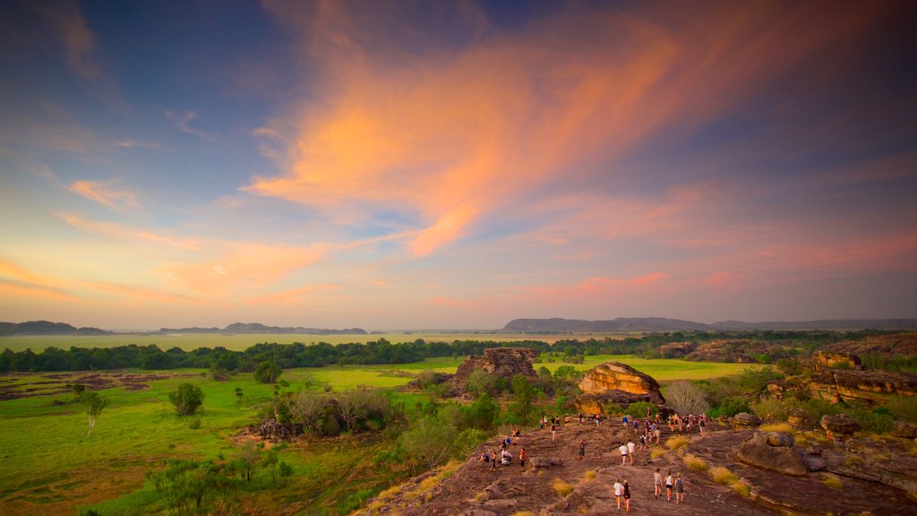 Parque Nacional Kakadu ofreciendo un atardecer y vista panorámica