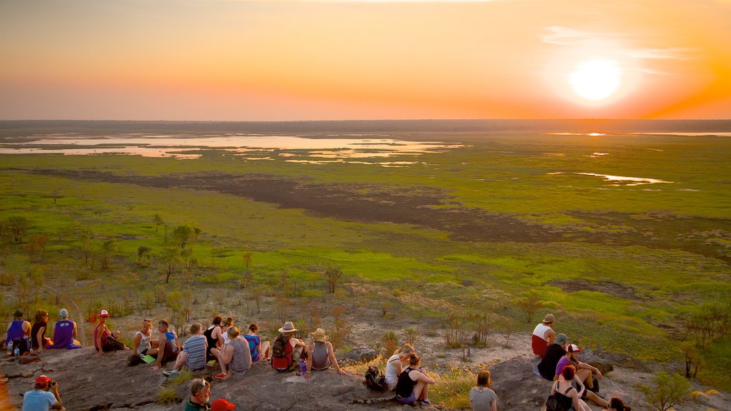 Ubirr montrant coucher de soleil aussi bien que important groupe de personnes