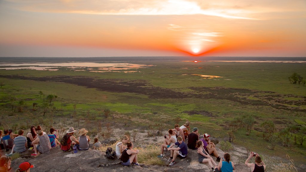 Ubirr qui includes un coucher de soleil aussi bien que un grand groupe de personnes